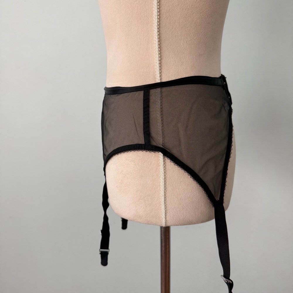 🖤 Vintage Olga Sheer Garter Belt Black Nylon 60s Fig Applique USA Size 28 - Picture 6 of 13